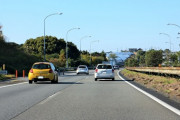 二車線以上の一般道で次々に前の車追い抜いて急いで走ってく車あるやん？