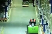 【動画】倉庫内作業で居眠りした従業員が起こした最悪の事故。
