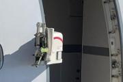 旅客機「ドア外れて落ちたwｗｗ」