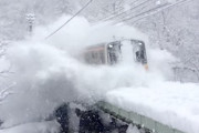 【群馬】積もった雪を豪快に弾き飛ばしながら走る上越線が格好（・∀・）イイ！