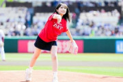 【乃木坂46】凄すぎだろ！！？？秋元真夏のミニスカ始球式動画、ついに『100万再生』突破へ！！！！！！