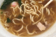 ラーメン大盛り頼んでおいて半分くらいで腹一杯なんだが…