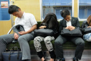海外「お前ら日本人みたいに公共の場で居眠りした経験ってある？」