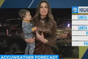 自宅から天気予報を伝えていた気象予報士さん。子供乱入の可愛いハプニングに大反響！