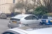 【動画】イングランドでもプリウスが暴走。店舗や車に次々と突っ込む。