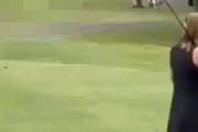 【モフモフ？】 お姉さんがゴルフをしていた。ちょっと集中できないんだけど → たくさんのギャラリーがやってきた…