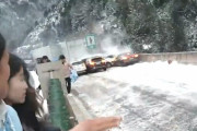 【動画】中国、路面凍結で多重玉突き事故！車が止まれず次々にズドーンする様子