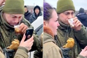 ウクライナ住民からパンと紅茶…涙を流す投降ロシア兵士… #彼も人なり |  1. BBC