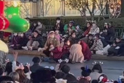 東京ディズニーランドでパレード中にキチガイが乱入して取り押さえられる
