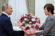 【速報】安倍昭恵さん、プーチン大統領と面会が異例ずくし　豪華すぎる花束手渡し「プーチンの安部氏を想う言葉に涙」「プーチン専用車で劇場まで送迎」