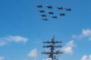 米海軍唯一の前方展開空母「ロナルド・レーガン」…艦載航空機が編隊を組んで飛行訓練！