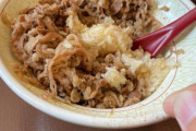 【悲報】すき屋で「髪の毛が入った牛丼」を取り替えたバイト、SNSで晒され本社謝罪に追い込まれるｗｗｗｗｗｗ