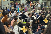 中国深圳でカウントダウン中止　⇒　香港のイベントに参加　⇒　ホテルの空きなし　⇒　数万人が路上で夜更かしｗｗｗ