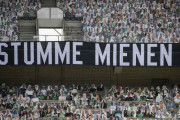 【サッカー】無観客試合に約1万3000人がスタンドに集結！ブンデスリーガでなぜ？