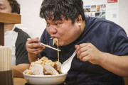 日本のラーメン二郎が火事になった結果！火の中で食べ続けるジロリアンにタイ人がビックリ！【タイ人の反応】