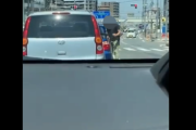 【動画】イキリ陰キャさん、煽り運転をした上にミラーを破壊して誇らしく掲げてしまう