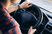 左折する前に右に寄ってから曲がる車の運転が危険すぎる