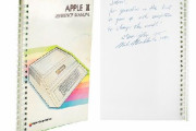 スティーブ・ジョブズ氏のサインが入った、1977年のパソコン『Apple II』のマニュアルがオークションに出品！落札価格がヤバすぎるｗｗｗ