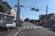 【動画】熊本でノールック飛び出しの軽四に突っ込んでしまう事故。