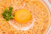 【飯テロ】チキンラーメン出来たンゴ ＆ 【問題】このチキンラーメンの欠点を答えなさい