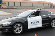 【悲報】テスラの電気自動車パトカーが容疑者追跡中に電池切れｗｗｗｗｗｗｗ
