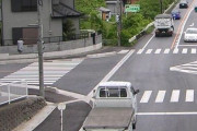 前の車が左折してる時に追い抜かそうと右にハンドルをきるヤツなんなの？？
