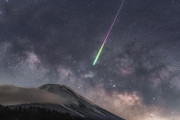 海外「虹色に輝く流星が綺麗！町を滅ぼしそうだ！」天の川から富士山に降る流星（海外の反応）
