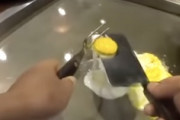 【動画】こんな鉄板焼屋は嫌だ。卵黄をお客さんに投げる鉄板焼屋が人気に。