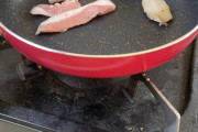 休みやから肉食いながら酒飲んでる