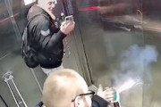 【動画】エレベーターの中で花火を発射するクソ馬鹿がロシアで撮影される。