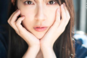 日向坂46金村美玖がレトロなホテルの窓辺に佇む、大人な表情見せる黒のランジェリーカット解禁