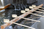 運気が下がる…神社でやってはいけないこと「手水をしない」「お賽銭を投げる」「おみくじを木に結ぶ」