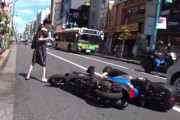 【動画】JKさん、スマホ”ながら歩き”で道路に飛び出し → バイクを転倒させる