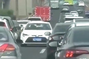 【動画】中国あるある、高速道路で乗用車が逆走！「オレ様が通る、道を開けろ！」