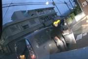 大揉めｗｗｗ譲り合いトラブルでパトカーに助けてー！助けてー！なドライブレコーダー。