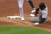 【悲報】二塁に盗塁した選手、ド派手に逝く