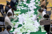 【韓国・総選挙・祝文在寅】[22時40現在] 民主党150地区、統合党95地区、無所属5地区でリード中