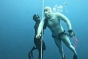 【動画】フリーダイビング中に失神してしまったダイバーの命を救ったセーフティダイバー。
