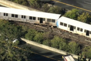 【速報】カリフォルニア州で列車脱線事故　車両が炎上