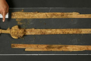 古代ローマ時代の剣を4本発見、驚異的に良好な状態…重装歩兵部隊に採用！