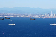 陸自第1ヘリコプター団が東京湾上空で年頭編隊飛行訓練を実施…在日米陸軍のUH-60ヘリも参加！