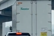【動画】首都高でトラック相手に煽り運転＆ごみ投げ運転手が晒されるｗｗｗｗ
