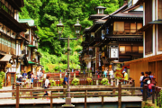 海外「日本の伝統的な建築はエレガントすぎる、なぜやめてしまったんだ？」山形にある日本の温泉街に外国人たちが驚愕！！