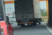 【動画】 高さ制限でテンパって何度も衝突を繰り返すトラック・・ 地獄のような事故現場が激撮される