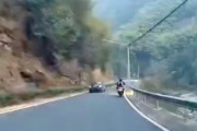 【動画】バイクを追い越したベンツがガードレールを突き破って崖下へ落下してしまう。