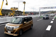 【衝撃画像】高速道路で突然車が動かなくなる → 路肩に停車させた結果、車が大惨事になってしまう…