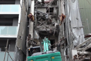【画像】あり得ないタブーを犯してるマンション解体が話題に → 同業者「最高に悪い見本だ」ﾊﾟｼｬｯ
