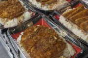 北陸道で立ち往生のドライバーにカツ丼店から「元気をだしてください」とお弁当が配られる