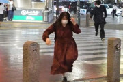 海外「地震でも冷静なのに」 突然の小雨に慌てて逃げる日本人の姿が話題に  [11/4]