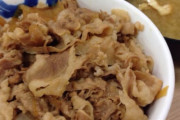 【悲報】松屋「助けて！牛丼チェーンの中でうちだけ赤字なの！！」